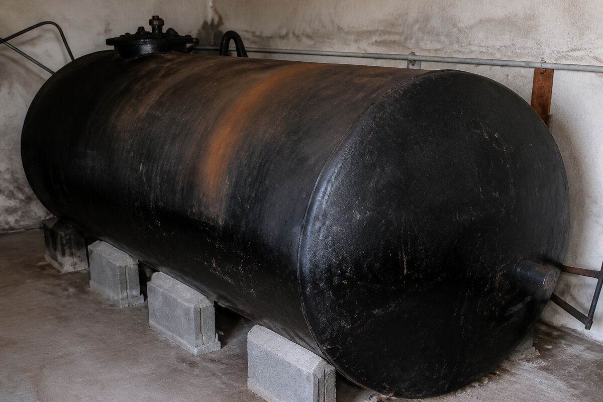 Cuve à fioul apparente en sous-sol avant dégazage et enlèvement